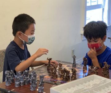 kids play chess